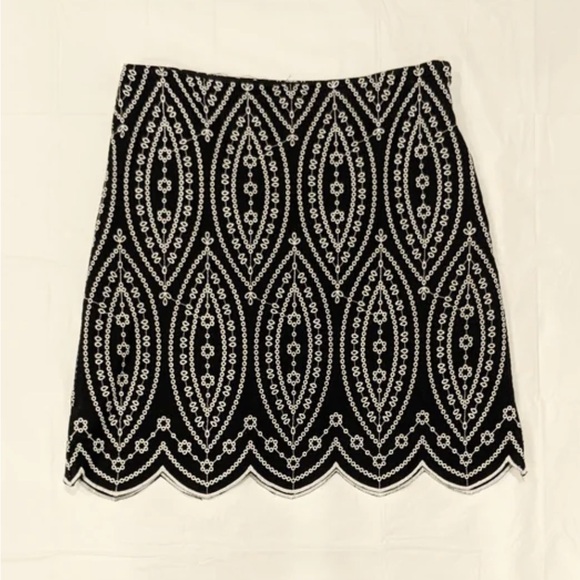 Dresses & Skirts - Elegant Black and White Patterned Skirt